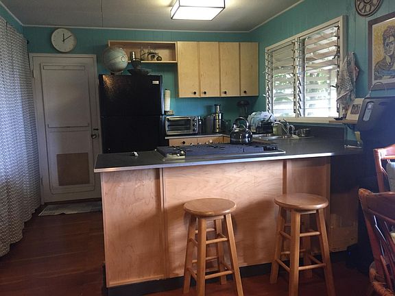 Kitchen with eat counter
