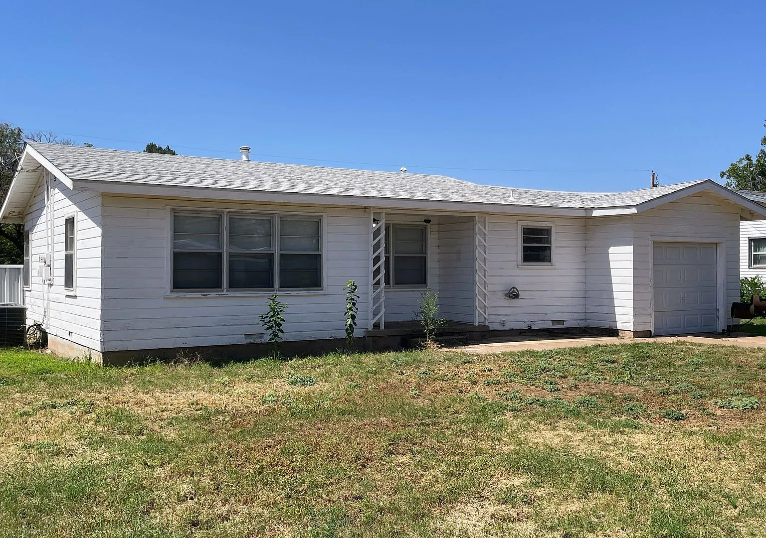 Charming 3-Bedroom, 1.5-Bath Single-Family Home for Rent in Snyder, TX! — Photo 2