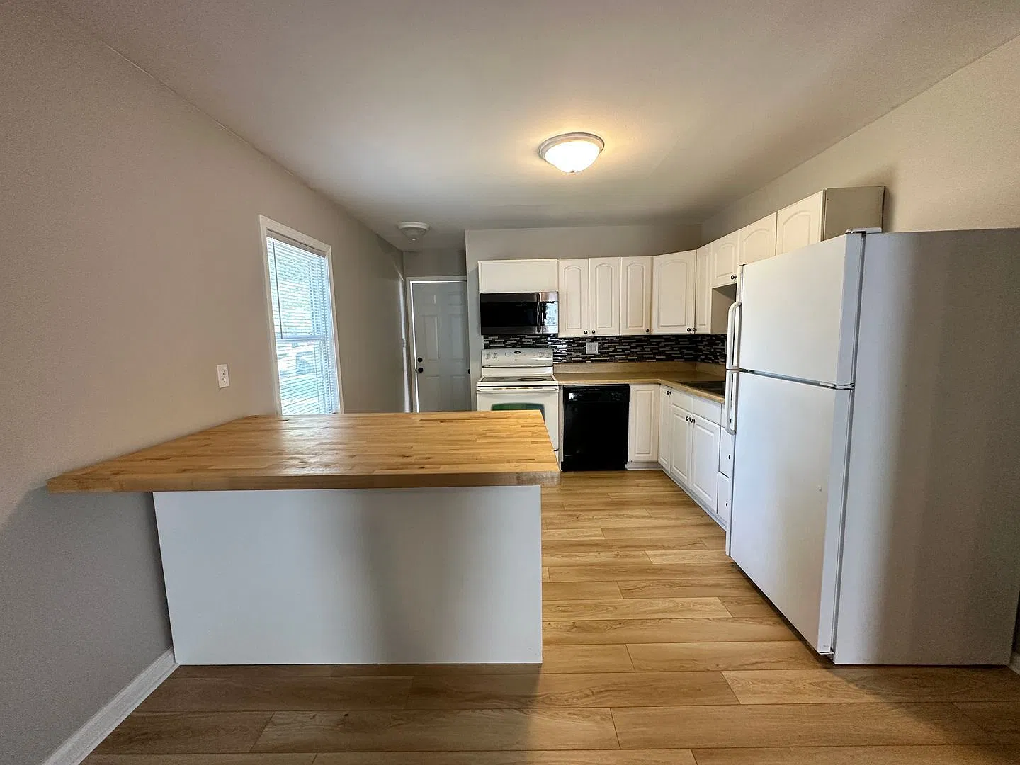 3 bed, 1.0 bath, 928 sqft, $1,450 — Photo 3