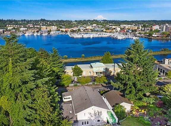 Drone photo...this shows the backyard along with the closeness to Olympia and West Bay Park.