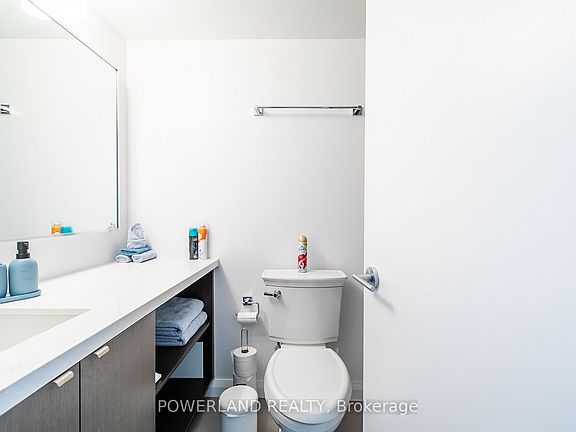 5th image of 155 Yorkville Ave #814