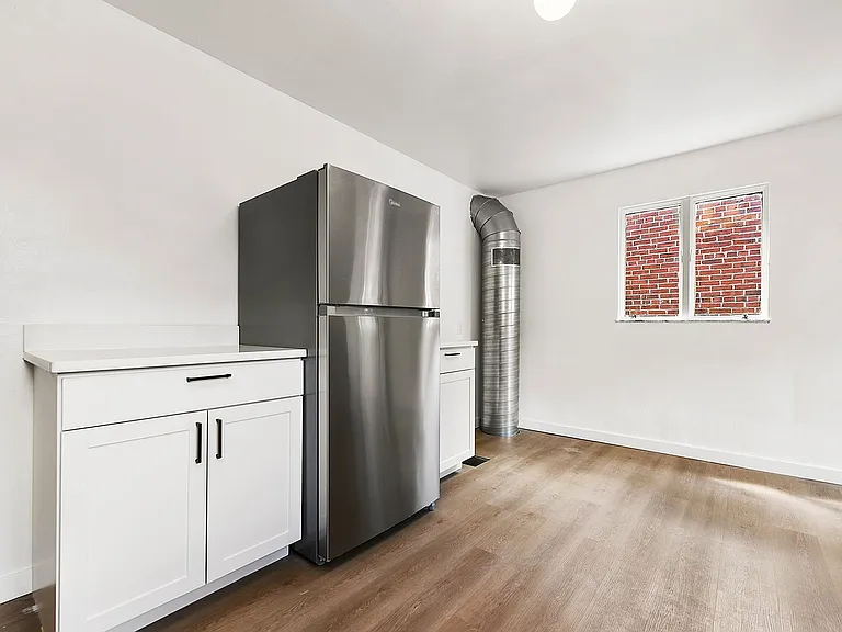 359 W 13th Ave — Photo 15