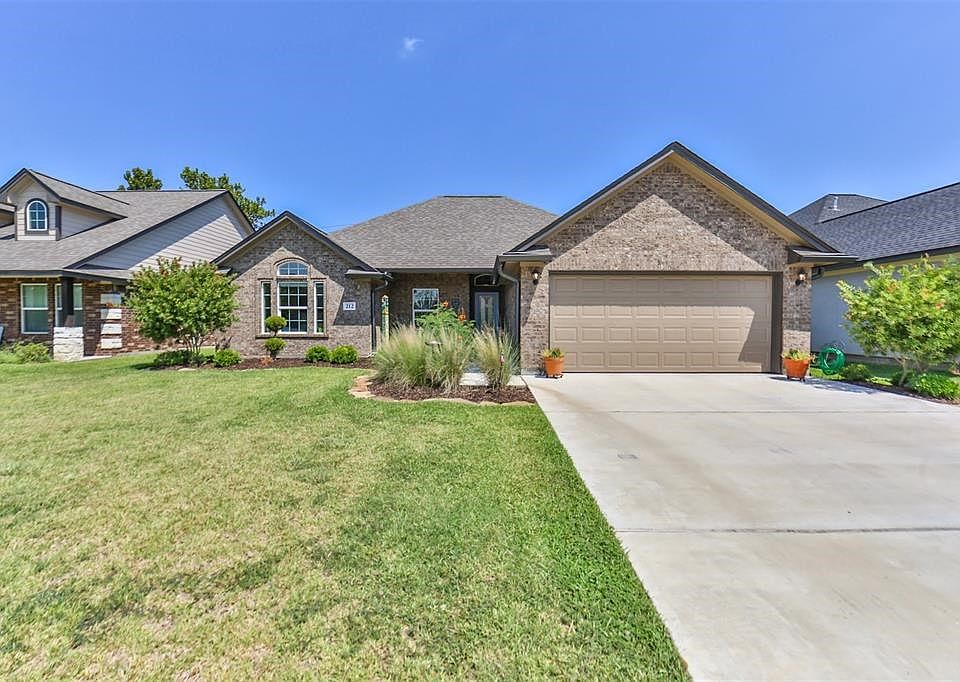 This is a sweet house in Majestic Oaks in Lake Jackson. Location is so good you just got to see this house.