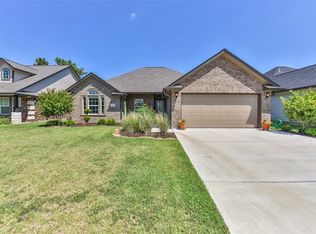 212 Majestic Oak Cir, Lake Jackson, TX 77566