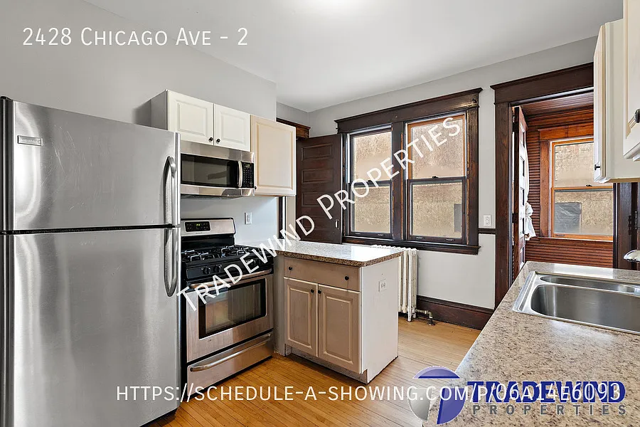 Huge 4 Bed 2 Bath Unit — Photo 4
