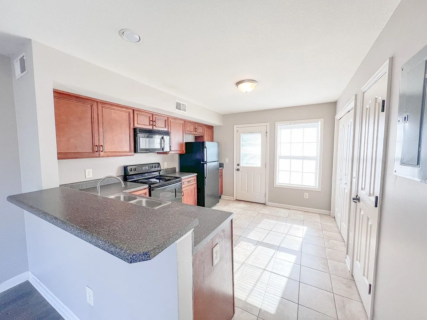 2 Bedroom 1.5 Bathroom Townhome — Photo 3