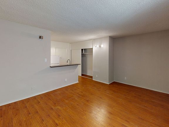 3rd image of 516 S Kenmore Ave APT 1A