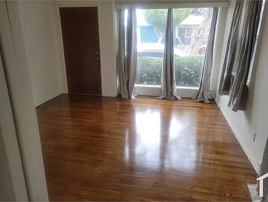 2nd image of 522 E Hyde Park Pl