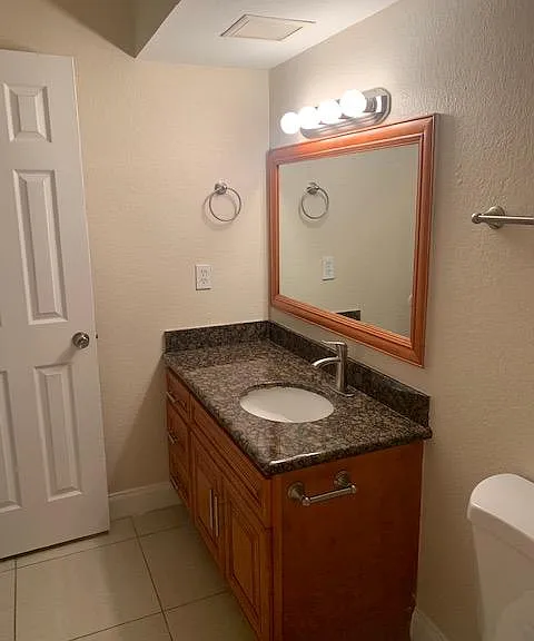 Royal Oak Condominiums — Photo 25
