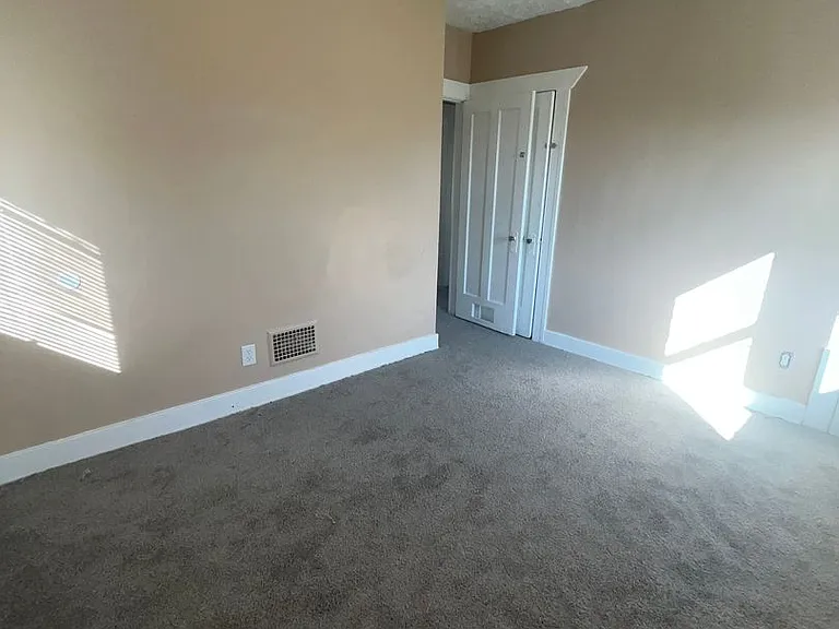 2645 W Grand St — Photo 15