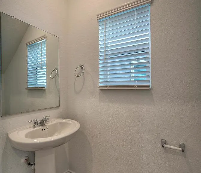 1317 Linwood St — Photo 7