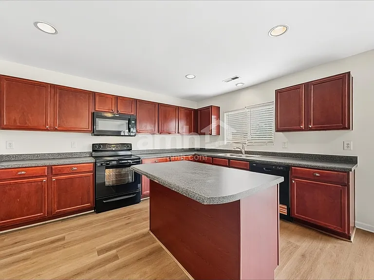 416 Magna Dr — Photo 3