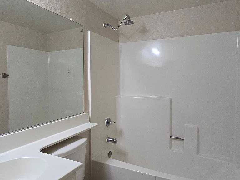 Ontario Apartments — Photo 9