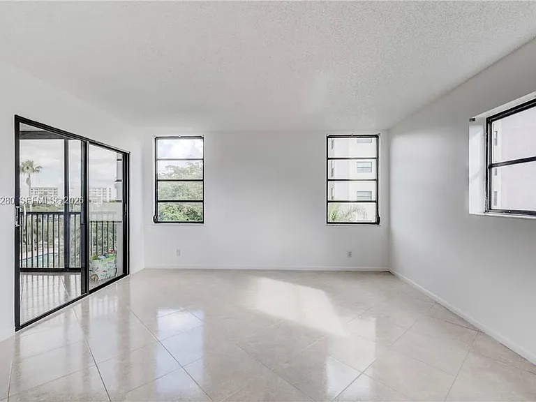 2205 S Cypress Bend Dr #508 — Photo 4