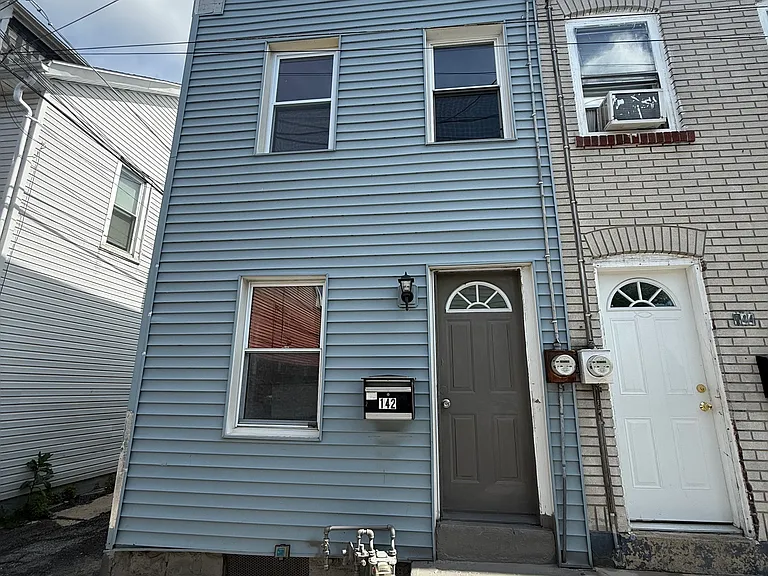 142 W Sycamore St — Photo 1