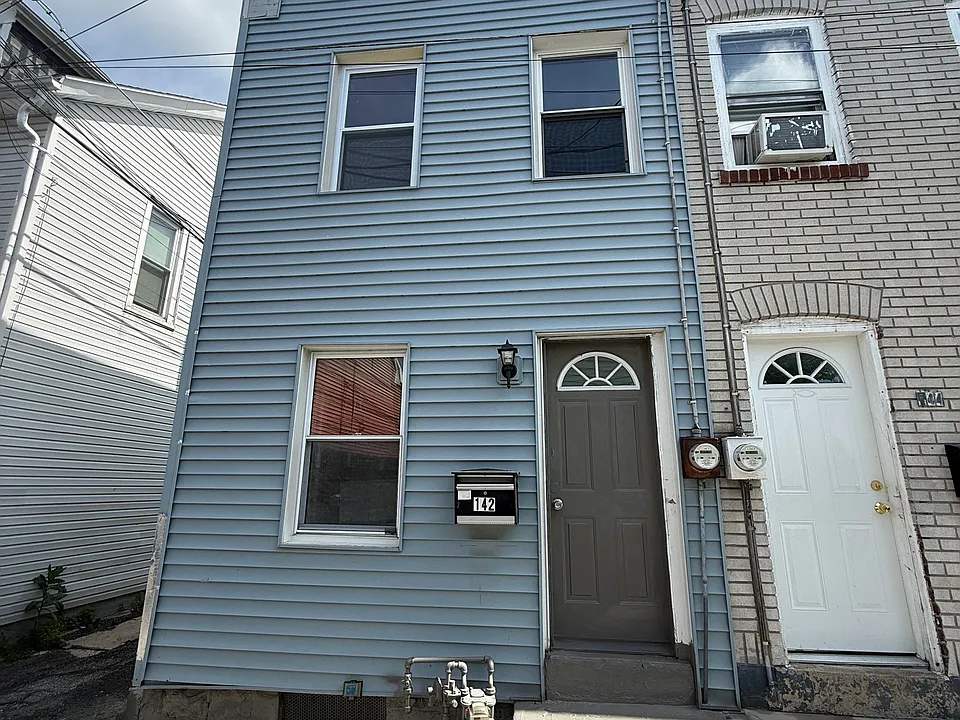 142 W Sycamore St