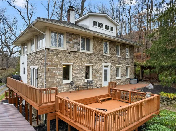 977 S Cottonwood Rd, Walnutport, PA 18088