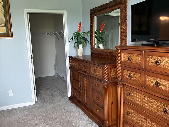 Room2: TV, dressers and walking close