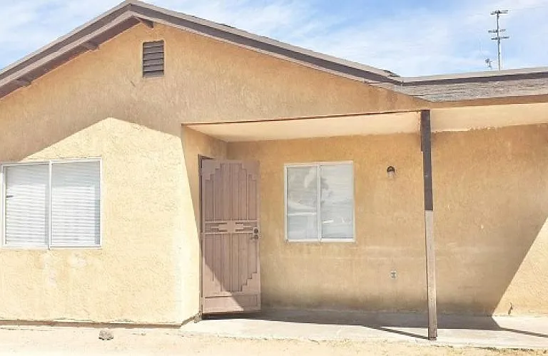 2045 S Walnut Ave — Photo 1