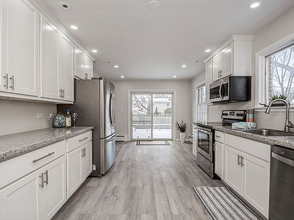 3rd image of 1220 Canterbury Ln