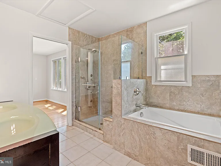 7504 Radnor Rd — Photo 29