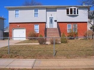 1039 Smith St, Uniondale, NY 11553