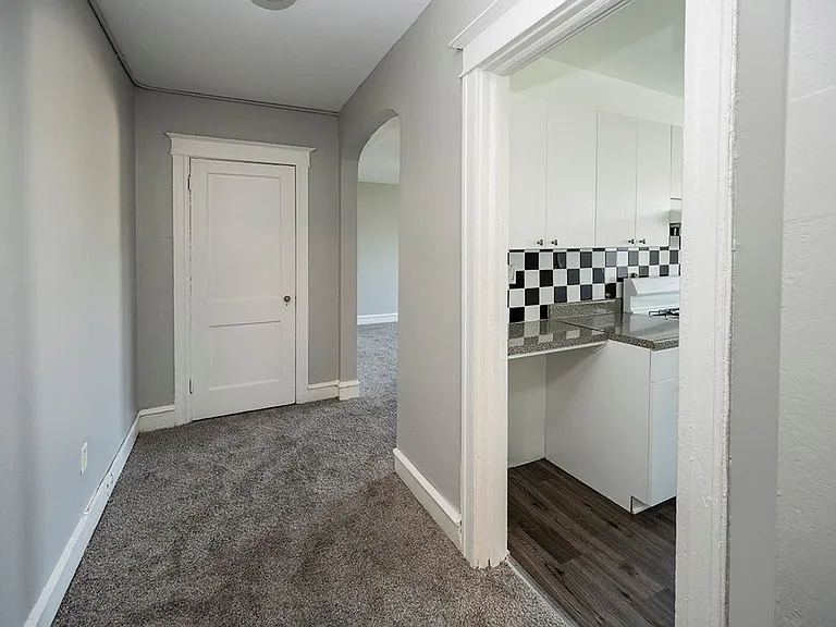 Upsal Gardens Apartments- Beautiful historical building with breathtaking charm! — Photo 47