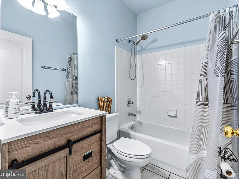 10870 Hammond Dr — Photo 35