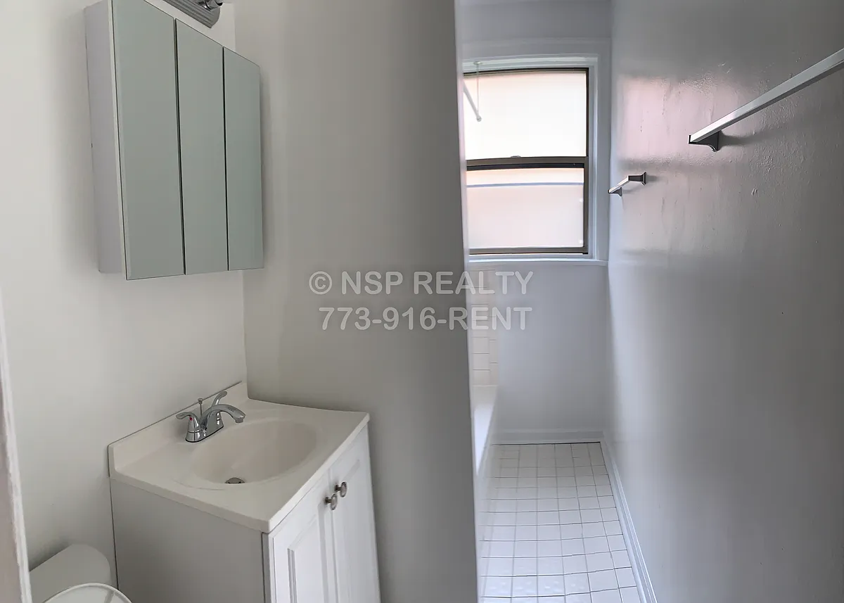 Building Photo - 1373 W Estes Ave #1H