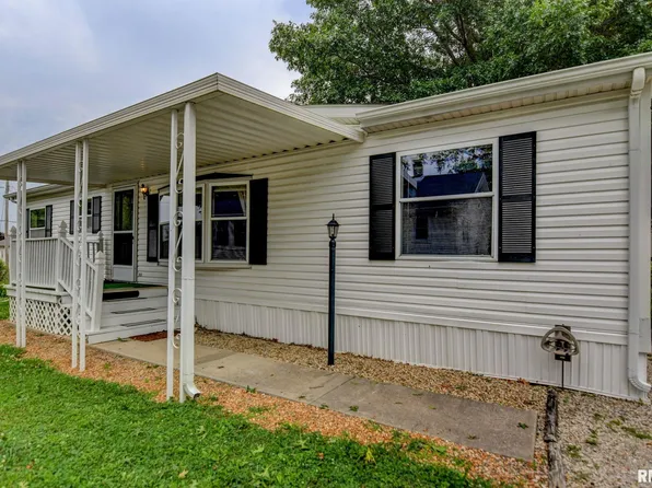 69 Hillcrest Ct, Taylorville, IL 62568