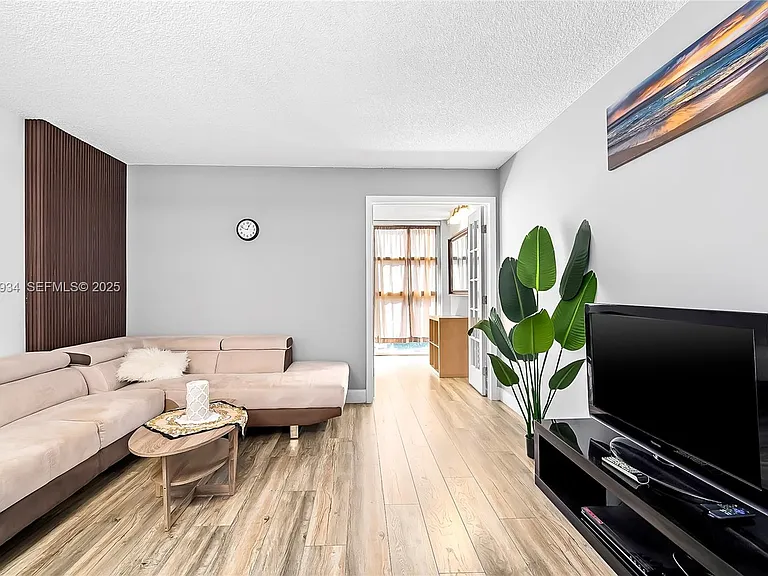 400 Leslie Dr #305 — Photo 7
