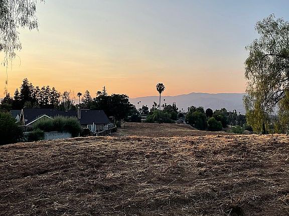 4th image of 221 E Sunset Dr