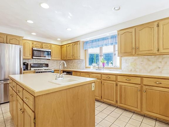 5th image of 2424 Plainfield Pike