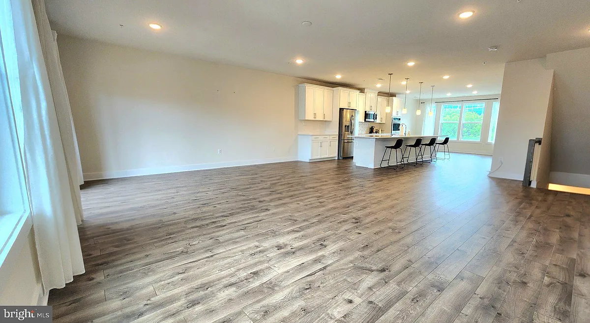 Building Photo - 206 Van Buren St #29