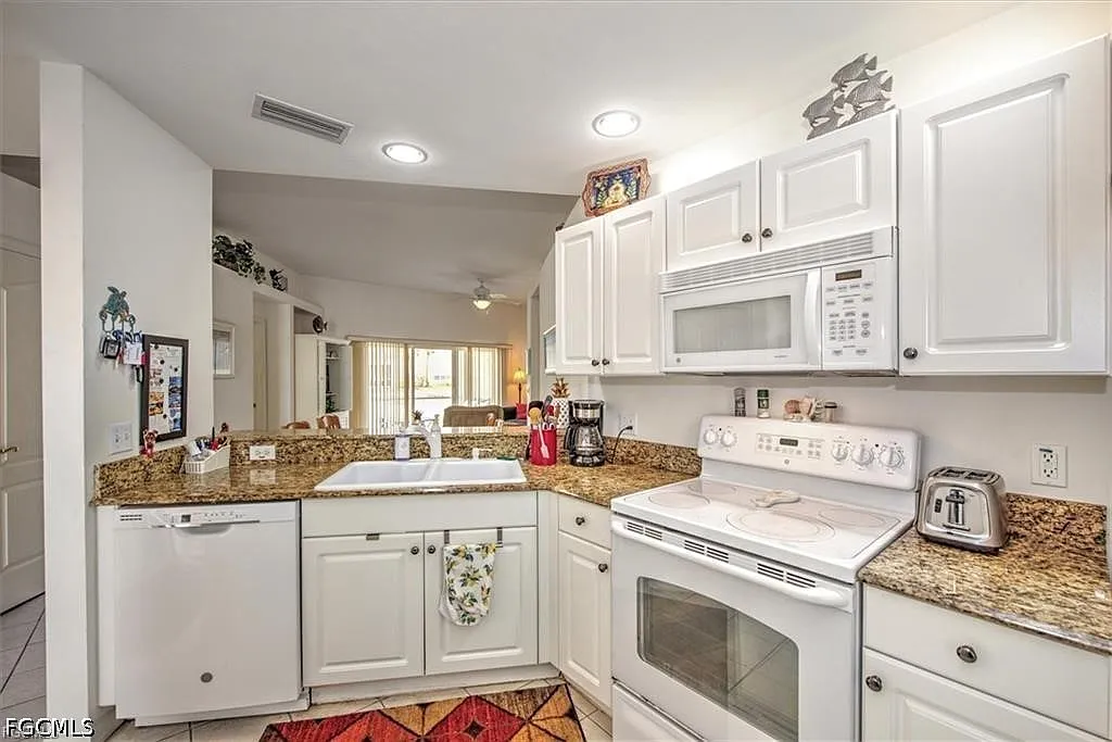 2 bed, 2.0 bath, 978 sqft, $1,300 — Photo 3