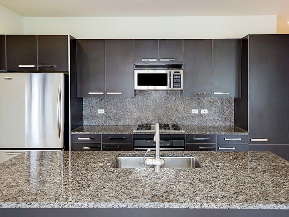 2nd image of 1422 N La Salle Dr APT 405
