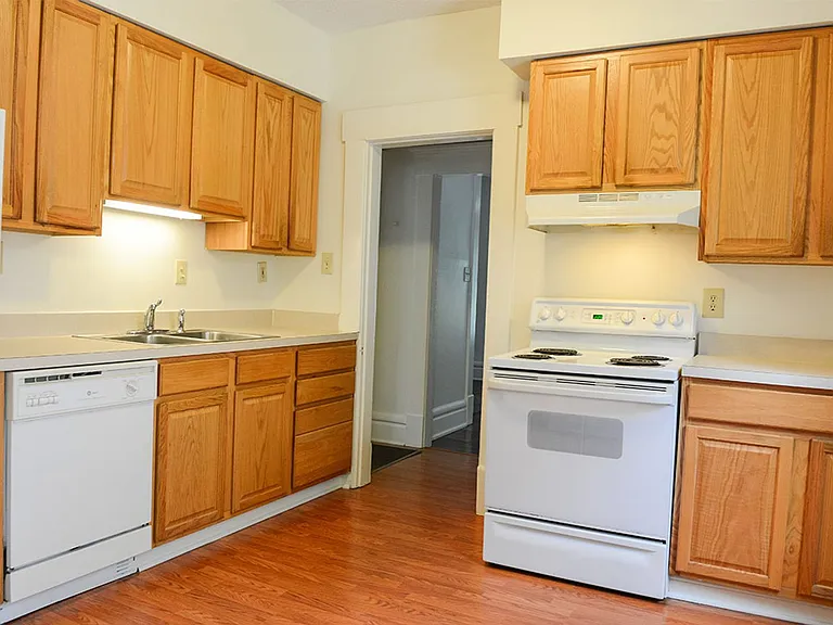 2296 Summit St — Photo 5