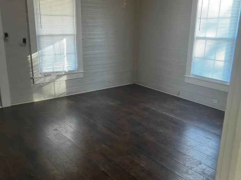 401 W 22nd St — Photo 8