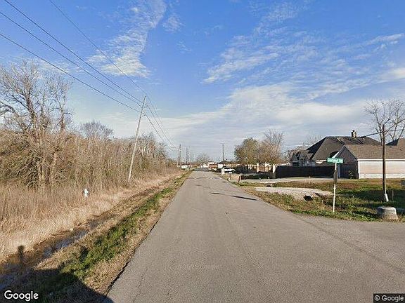Exterior Neighborhood (street photo)