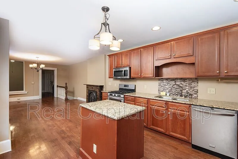 3 bed, 1.0 bath, 1100 sqft, $1,895 — Photo 4
