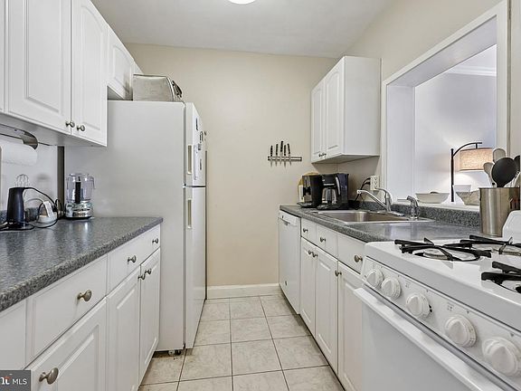 3rd image of 1121 Arlington Blvd APT 321
