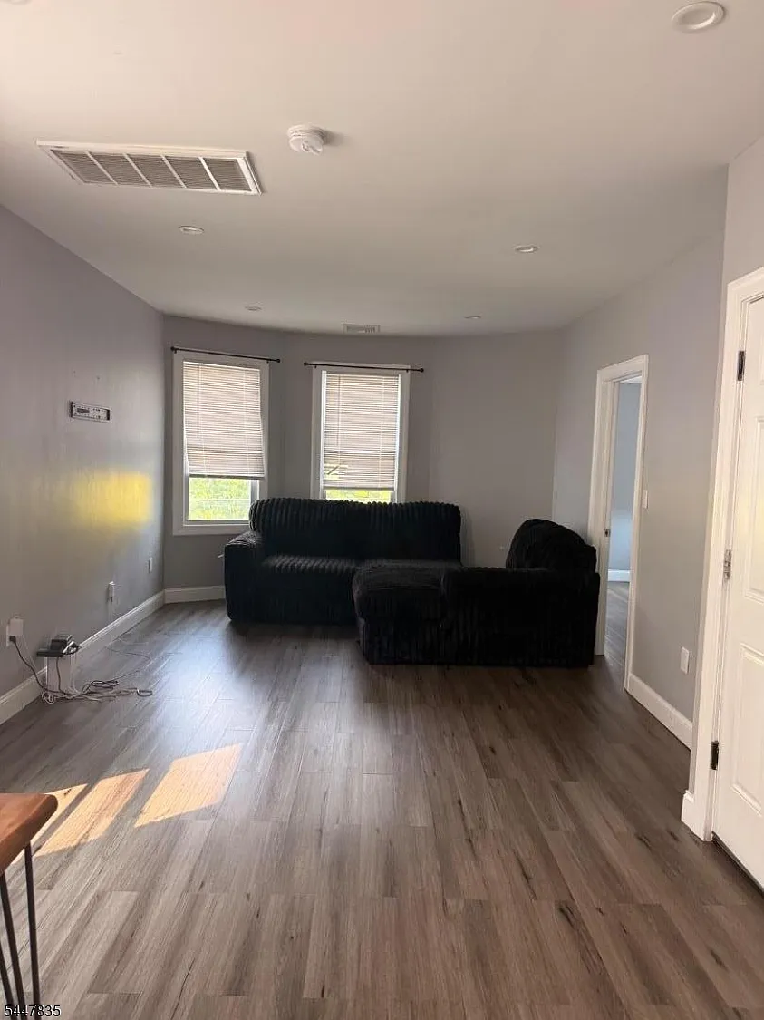 3 bed, 1.0 bath, $2,500 — Photo 4
