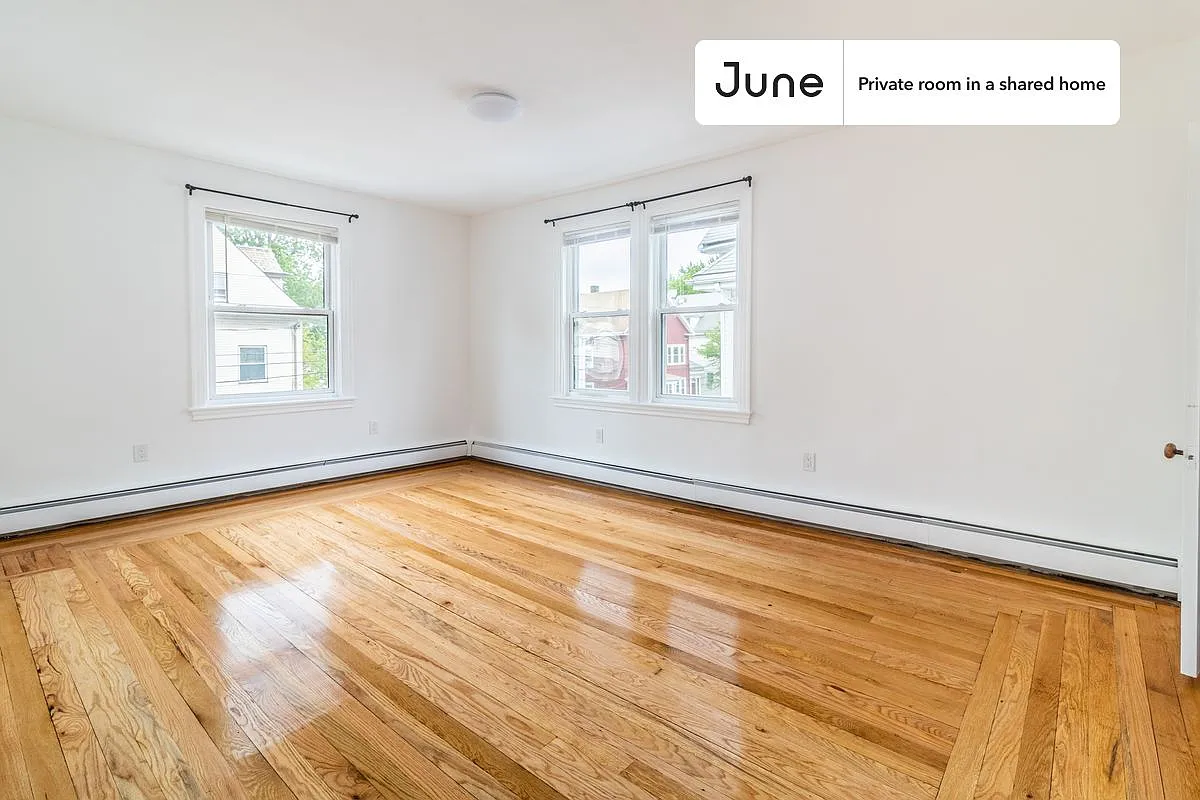 Queen bedroom in 7 bed/2 bath home in Brighton #1263 B — Photo 2