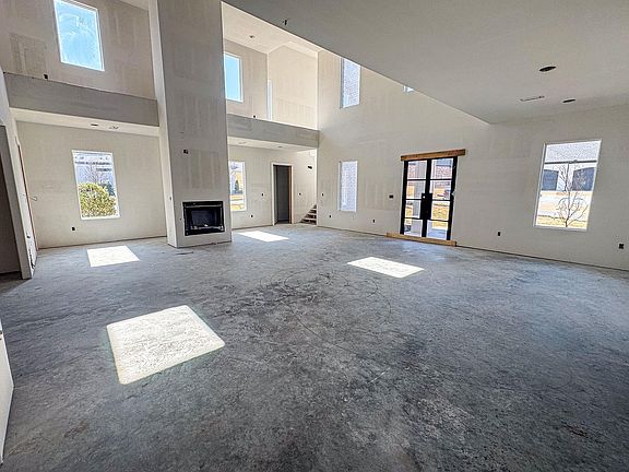 5th image of 32 Corlay Dr