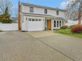 118 Gainsborough Rd, Holbrook, NY 11741