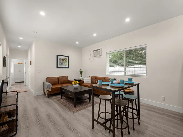 19508 Hart St — Photo 15