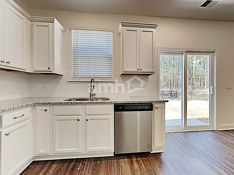 149 Blackstone Dr — Photo 4