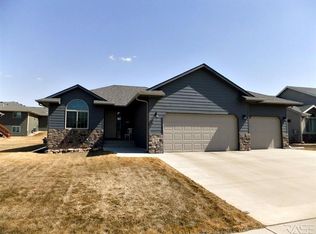 200 S Golden Willow Ave, Sioux Falls, SD 57110