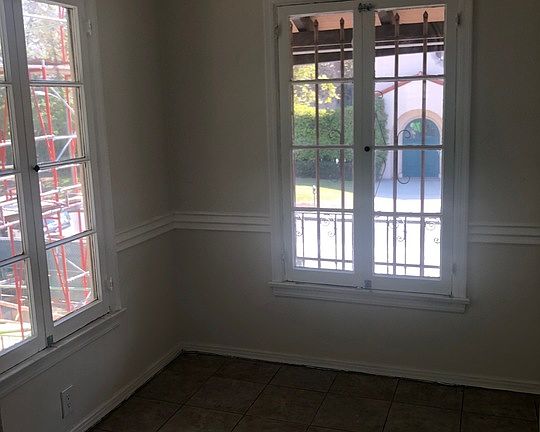 3rd image of 915 S Le Doux Rd