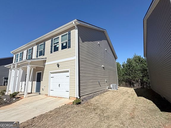 2nd image of 460 Oakwood Dr